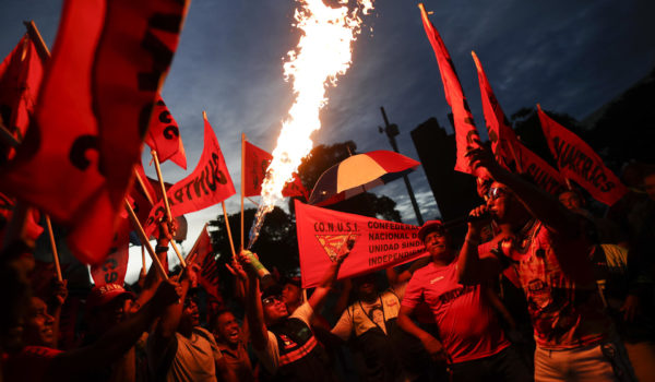 Las protestas antiminería bajan de intensidad en Panamá, pero persisten los bloqueos viales