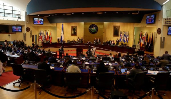 El Congreso de El Salvador aprueba una reforma para agilizar cambios en la Constitución