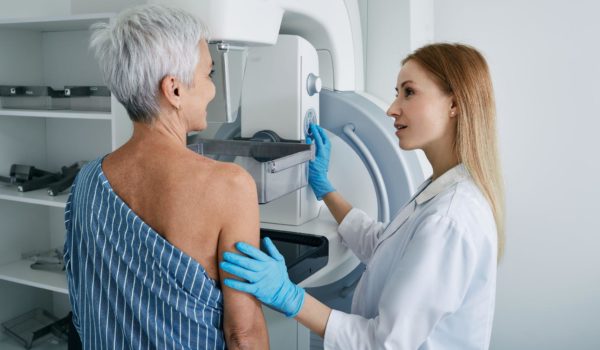 La píldora que ofrecerán a miles de mujeres en Reino Unido para prevenir el cáncer de mama