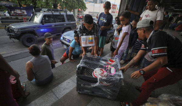 Centenares de migrantes se albergan en estaciones de un transporte público en Honduras