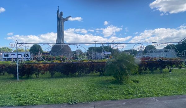 Dictadura inicia decoración navideña en las rotondas de la capital