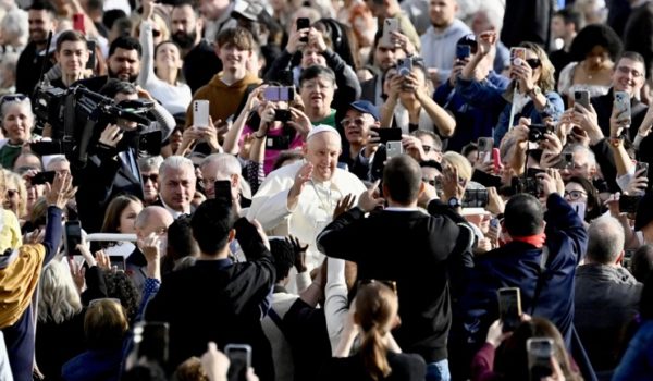El papa lamenta que haya cristianos sin alegría, con «cara de bacalao»