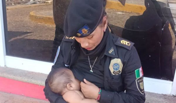 policia amamanta a bebé en méxico huracán otis
