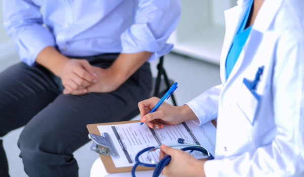 ¿Qué opciones tienen los migrantes indocumentados para recibir atención médica en Estados Unidos?