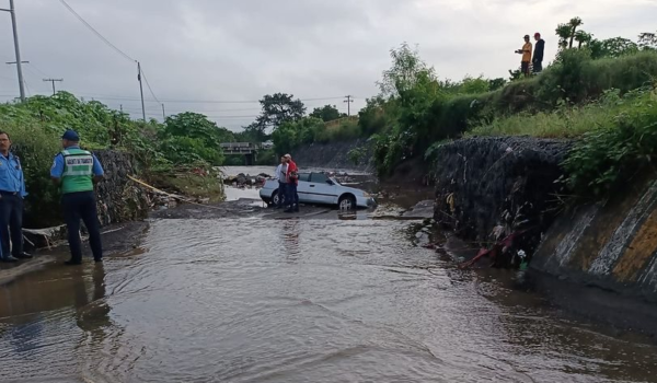 Un muerto y un desaparecido deja arrastre de vehículo en cauce natural en Mateare