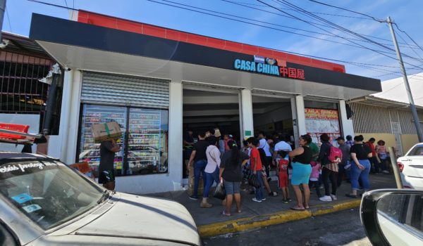«Cómo puedo competir con esos gigantes». Empresarios chinos ganan terreno en el Oriental y desplazan a comerciantes locales