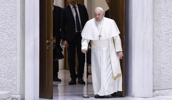 El papa vuelve a asomarse a la ventana del Vaticano tras su bronquitis y pide la paz