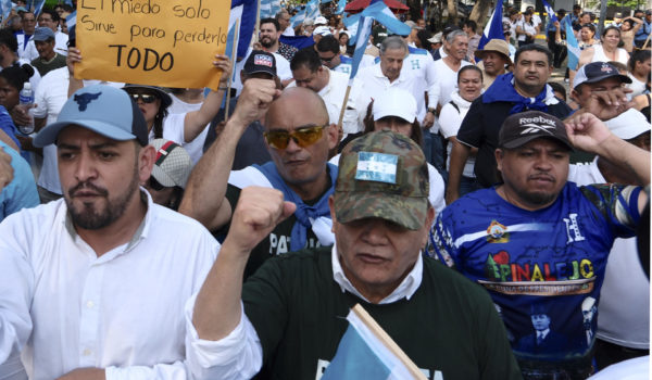 Miles de hondureños aglutinados en un bloque opositor marchan en contra del Gobierno