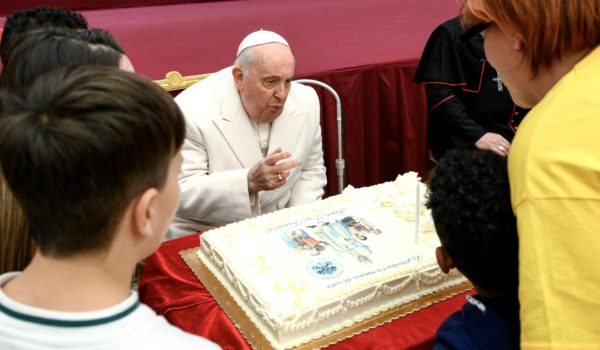 El papa celebra su 87 cumpleaños con una fiesta circense y rodeado de niños