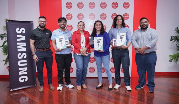 Claro premia a ganadores del concurso “Smart Report”