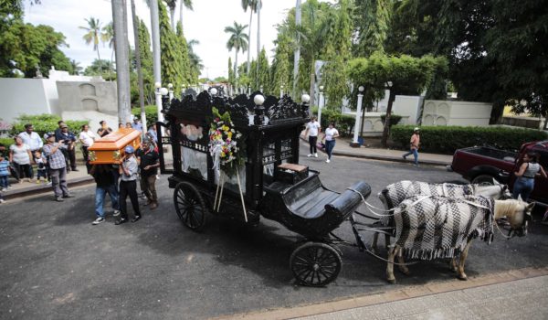 GALERÍA | Coches fúnebres, tradición de ricos y pobres