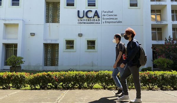 Becas a nicaragüenses para carreras en línea en universidad española