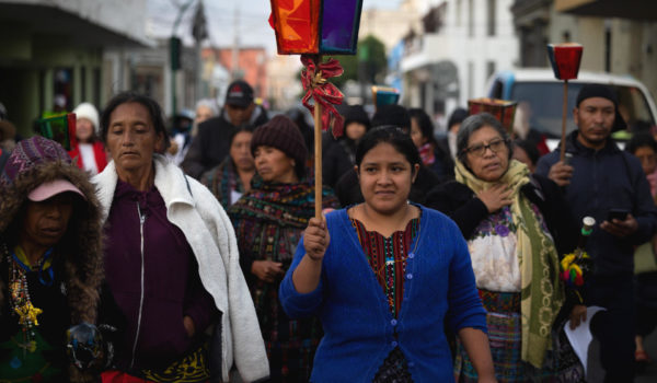 Guatemaltecos realizan una posada por la democracia y cantan villancicos contra la corrupción