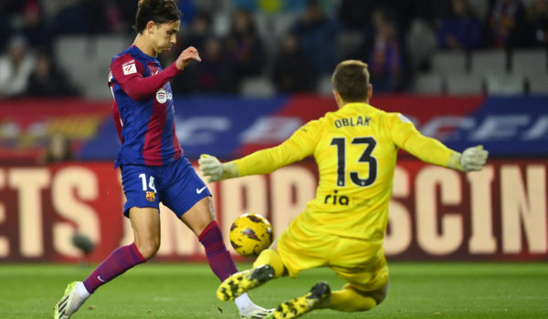 El Barcelona le corta el paso al Atlético de Madrid y no pierde de vista la cima
