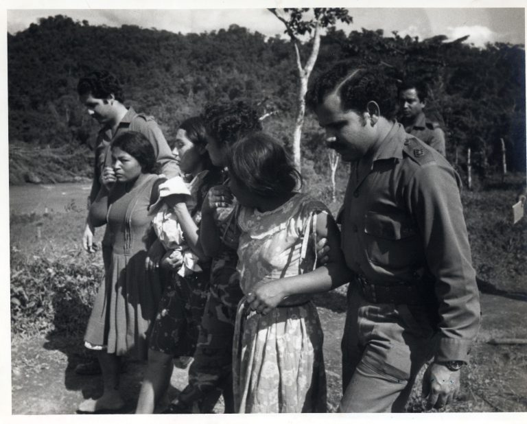 El ejército sandinista trasladó a la fuerza a comunidades miskitas en la década de 1980, para que no sirvieran de apoyo a los contras en la zona del río Coco. LA PRENSA/ ARCHIVO/ CORTESÍA/ IHNCA
