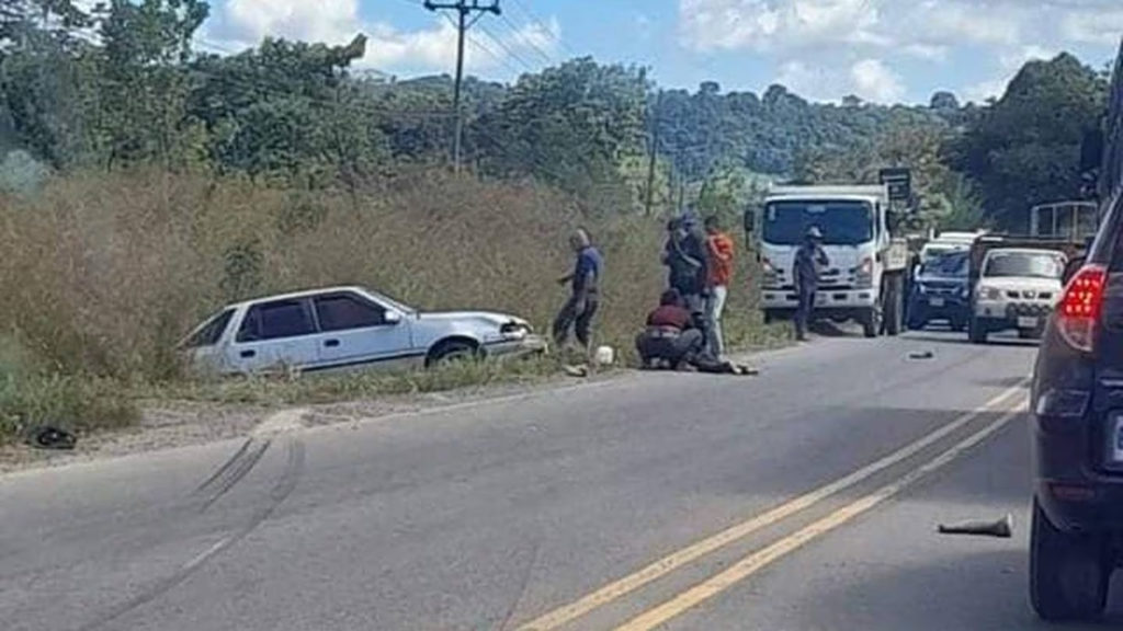 A una orilla de la vía quedó el vehículo que atropelló a dos niños nicaragüenses en Costa Rica.. LA PRENSA/ Diario La Teja.   