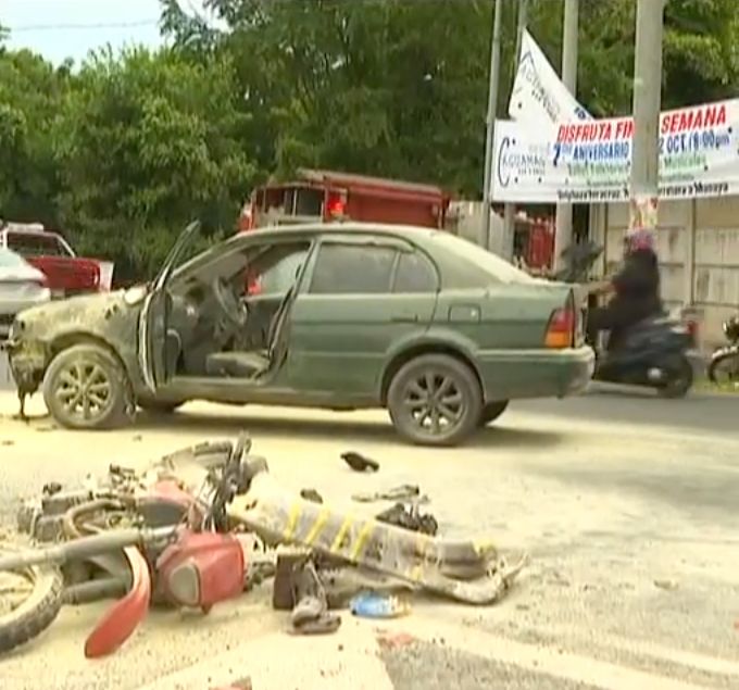 La moto siniestrada donde viajaba la pareja fallecida. LA PRENSA/ Canal 10/ Captura de video. 