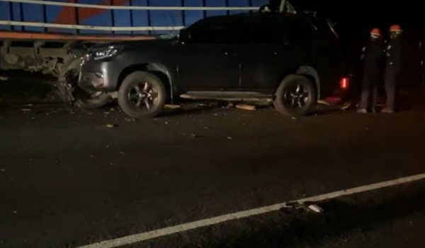 Camioneta choca contra camión estacionado y muere pasajero