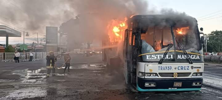 Los bomberos sofocaron el incendio del autobús en Sébaco. LA PRENSA/ Redes sociales. 