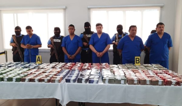 Caen asaltantes de camión blindado y Policía recupera dinero y armas