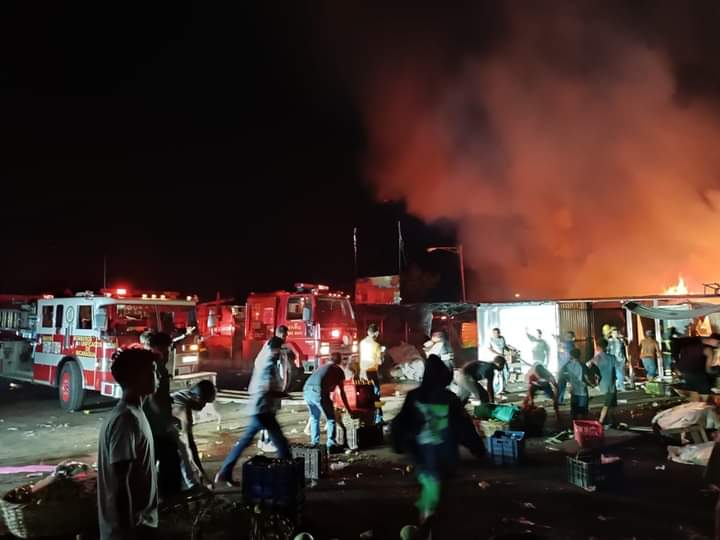 Más de 40 bomberos lucharon para controlar un incendio  en el mercado de en Masaya. 