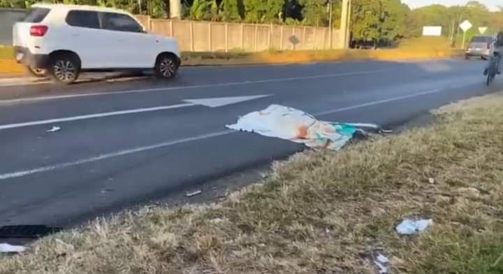 El cuerpo sin vida de Heydi Palacios quedó a la orilla de la carretera. LA PRENSA/ Redes sociales.