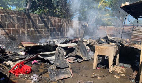 Incendio consume una casa y daña otras dos en Managua
