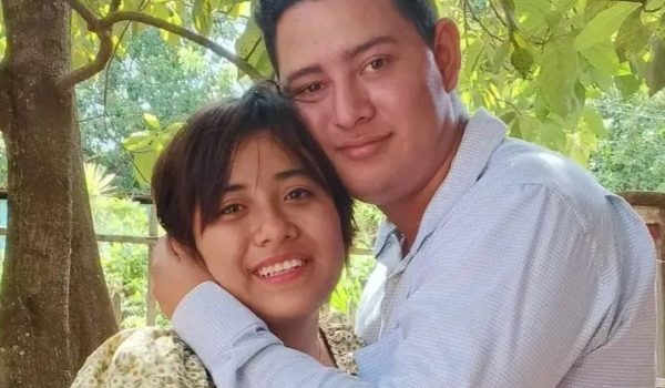 La pareja de exiliados que lucha por la custodia de sus gemelos recién nacidos
