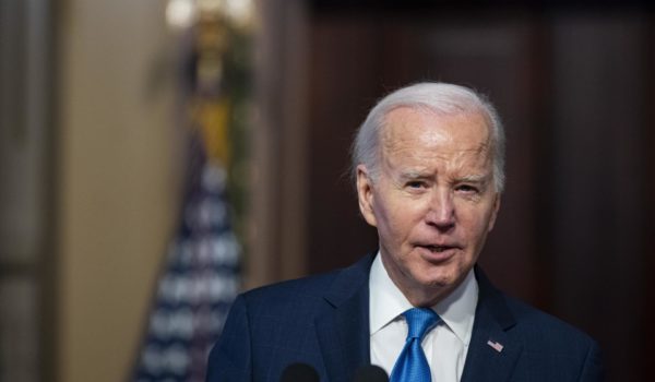 Biden está dispuesto a desmantelar el asilo en EE.UU. a cambio de ayuda para Ucrania