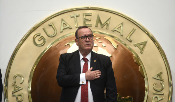 El presidente de Guatemala vuelve a prometer una transición sin problemas ante la OEA