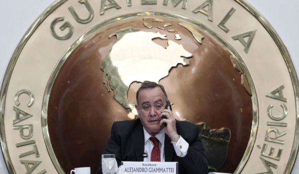El presidente de Guatemala critica a EE.UU. y dice que entregará el poder en enero