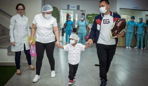 Niño salvadoreño, protagonista de exitoso trasplante de médula ósea en Paraguay