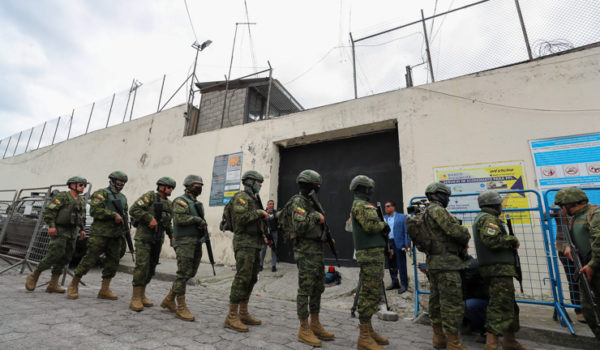 Confirman que 139 funcionarios de prisiones están retenidos en cinco cárceles de Ecuador