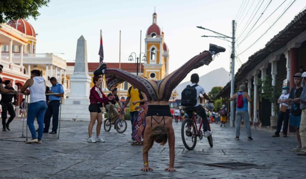 Artistas de calle abogan por el cuidado al medioambiente en la ciudad nicaragüense de Granada