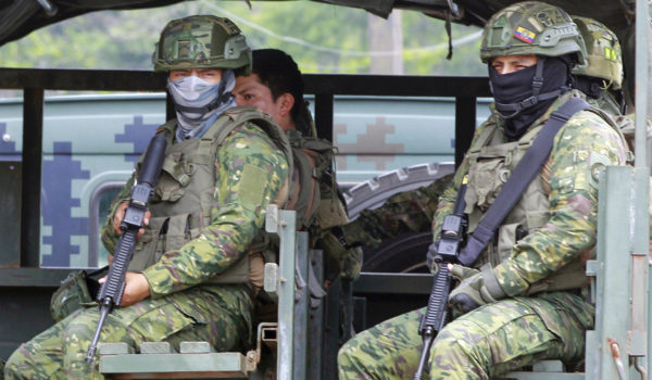 Las fuerzas de seguridad de Ecuador mantienen operaciones en cárceles y calles