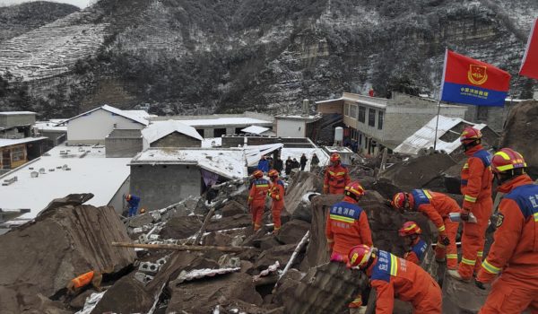 Aumentan a 7 los fallecidos tras corrimiento de tierra que dejó 47 enterrados en China