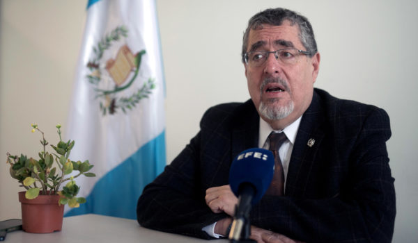 El presidente de Guatemala encuentra micrófonos en su despacho