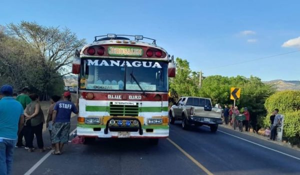 Dos adolescentes fallecen bajo las llantas de autobuses en menos de doce horas