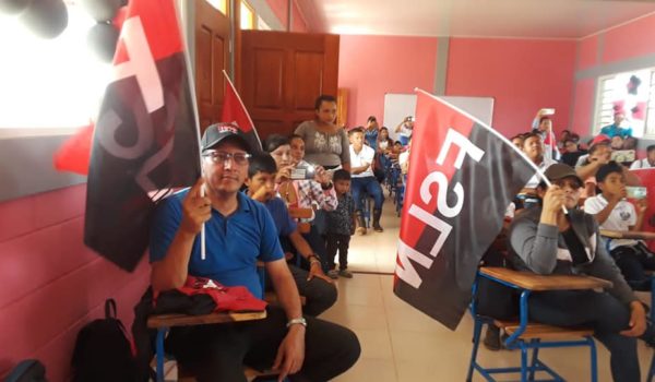 Banderas rojinegras esperan a los estudiantes en las aulas de clases este lunes
