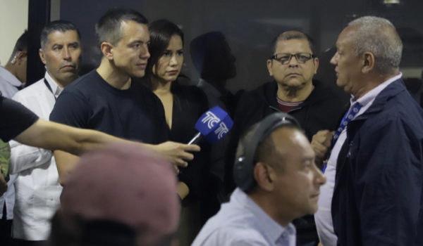 El presidente Noboa visita el canal de televisión de Ecuador que sufrió asalto armado
