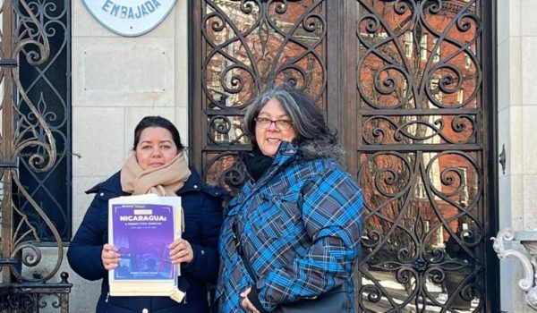 Investigadora entrega informe de persecución a la Iglesia en la embajada nicaragüense en Washington