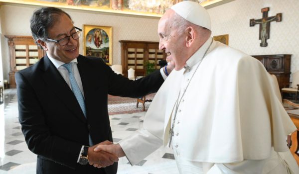 Petro se postula ante el papa para mediar con Nicaragua en la persecución de religiosos