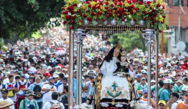 En Venezuela celebran multitudinarias procesiones religiosas, las cuales están prohibidas en Nicaragua
