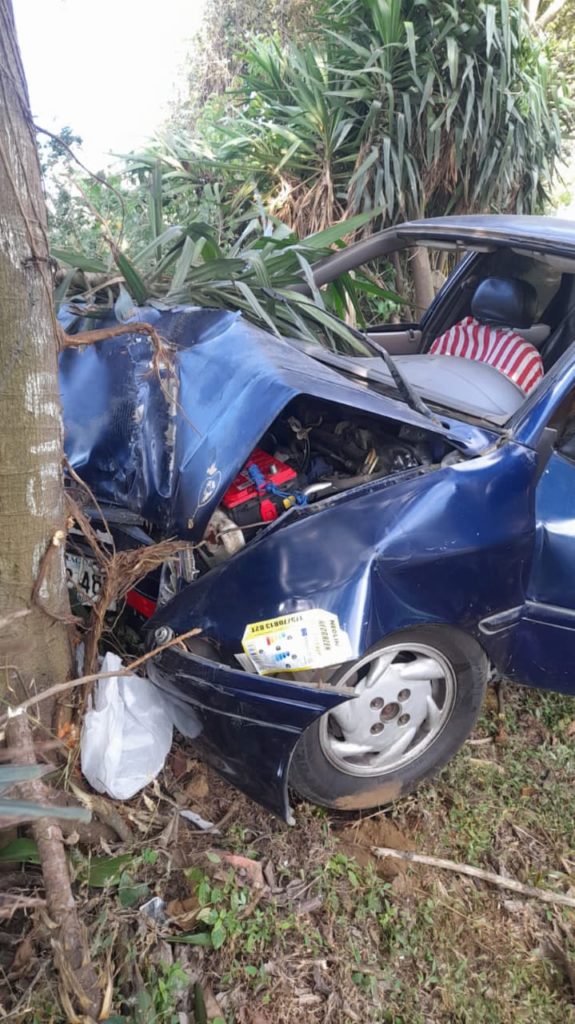 Parcialmente destruido quedó el carro en que se accidentaron el reportero gráfico Óscar Sánchez y dos miembros de su familia. LA PRENSA/ Cortesía.
