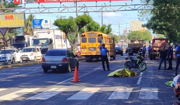 Muere adolescente a la que un camión sin frenos se la pasó llevando