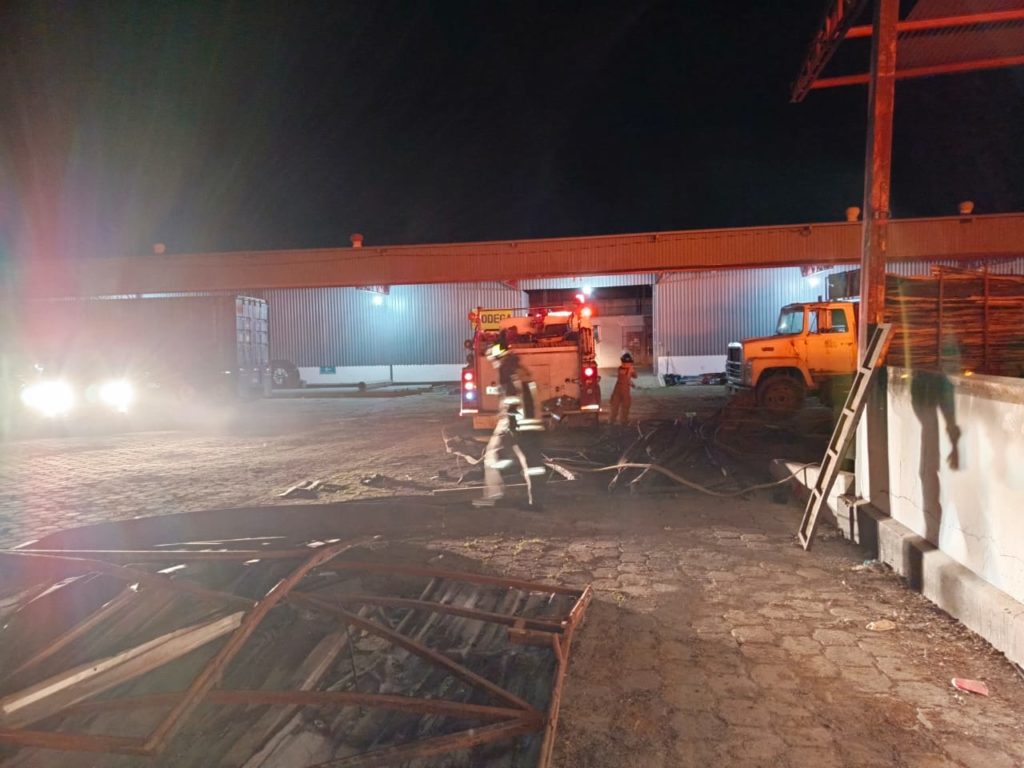 Al menos una veintena de bomberos sofocaron incendio en bodega de calzado en el barrio Acahualinca. LA PRENSA/ Redes sociales. 