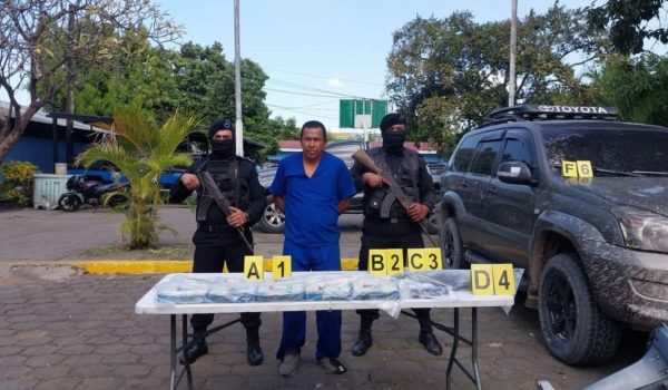 Presunto narcotraficante intenta disparar con un fusil AK-47 contra policías en Somotillo