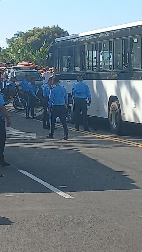 Agentes del Distrito Tres de Policía levantan el croquis del accidente donde falleció en un caponero. LA PRENSA/ Redes sociales