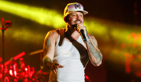 Residente lanza el tema y vídeo ‘Ron en el piso’, que hace un recorrido por su vida