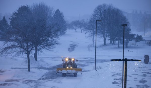 Una fuerte tormenta de nieve cubre el Medio Oeste de EE.UU. e impactará al caucus de Iowa
